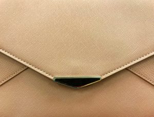 帆布手提包怎么清洗:面料、印花与配件分开看